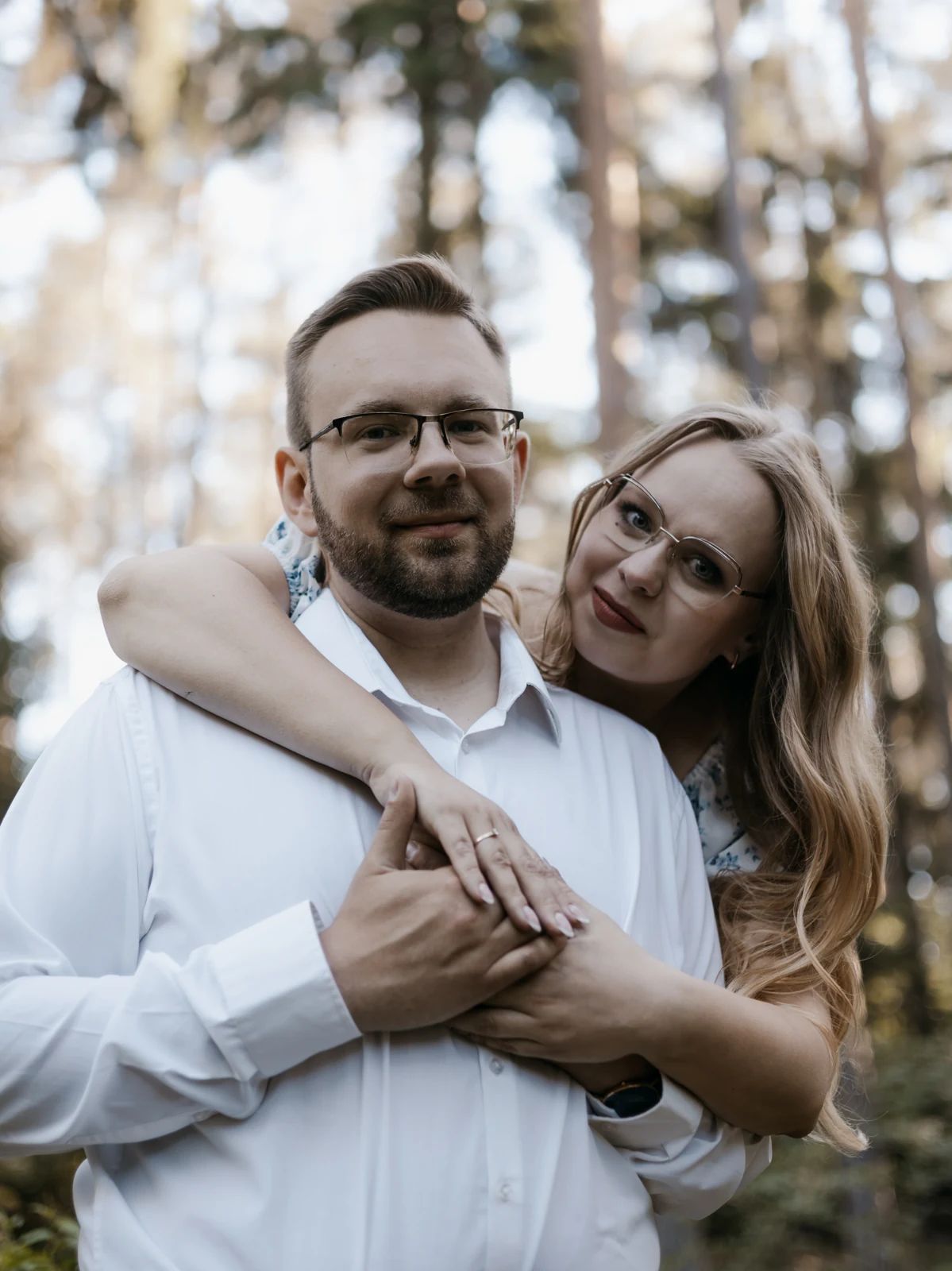 Dominika i Miłosz podczas sesji w lesie — 2026
